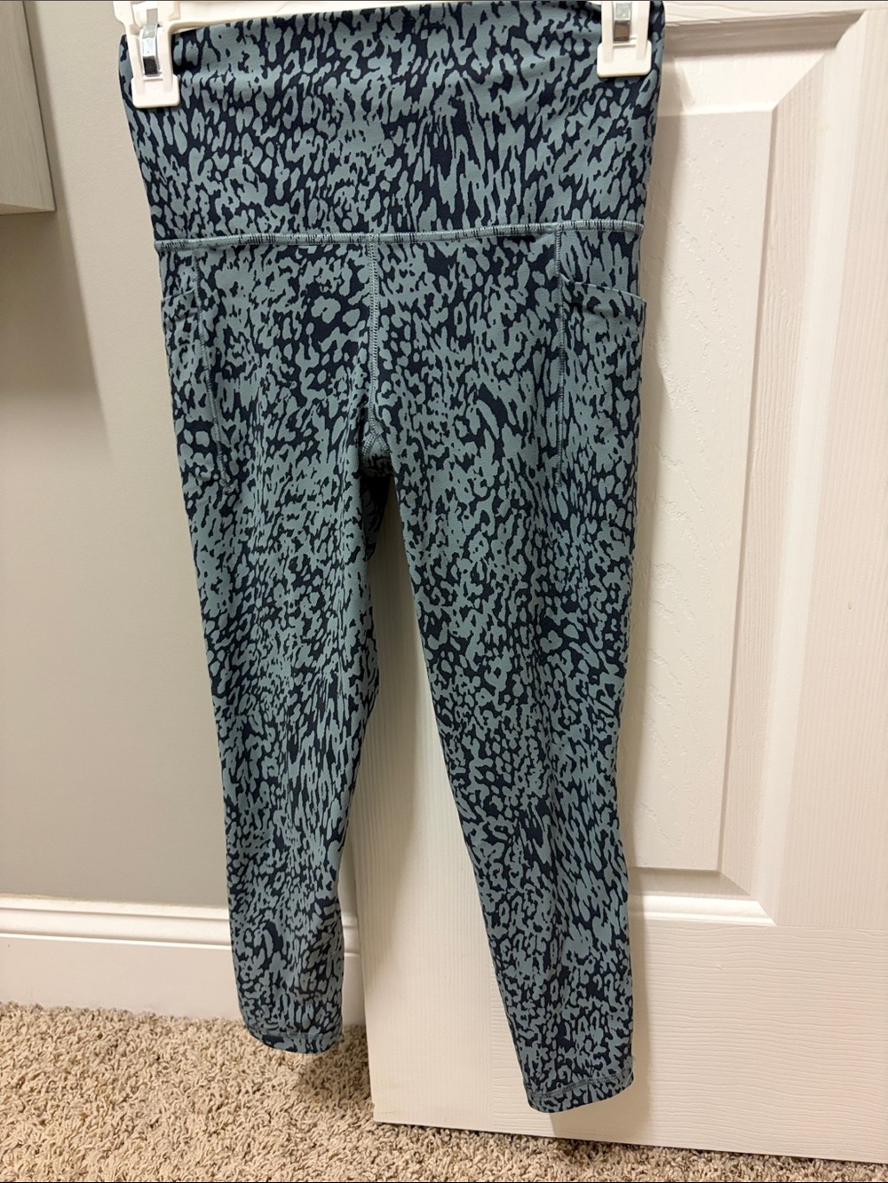 Athleta Women’s Salutation Stash II 7/8 Leggings w/ pockets